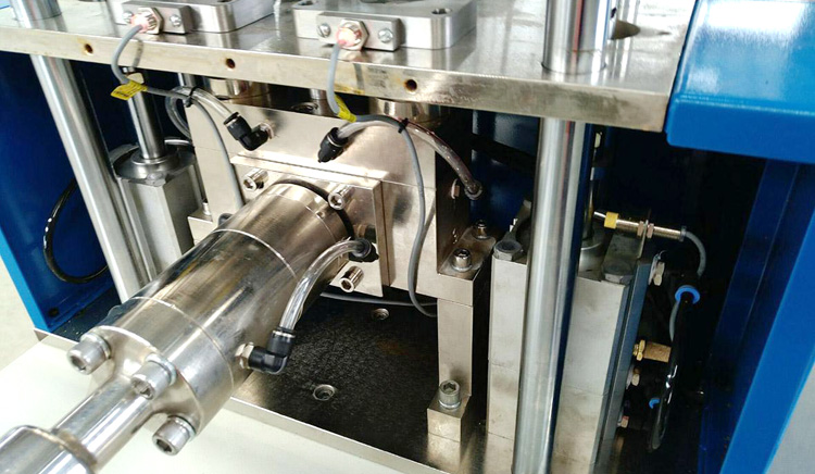 液體硅膠注射機怎么正確的使用？